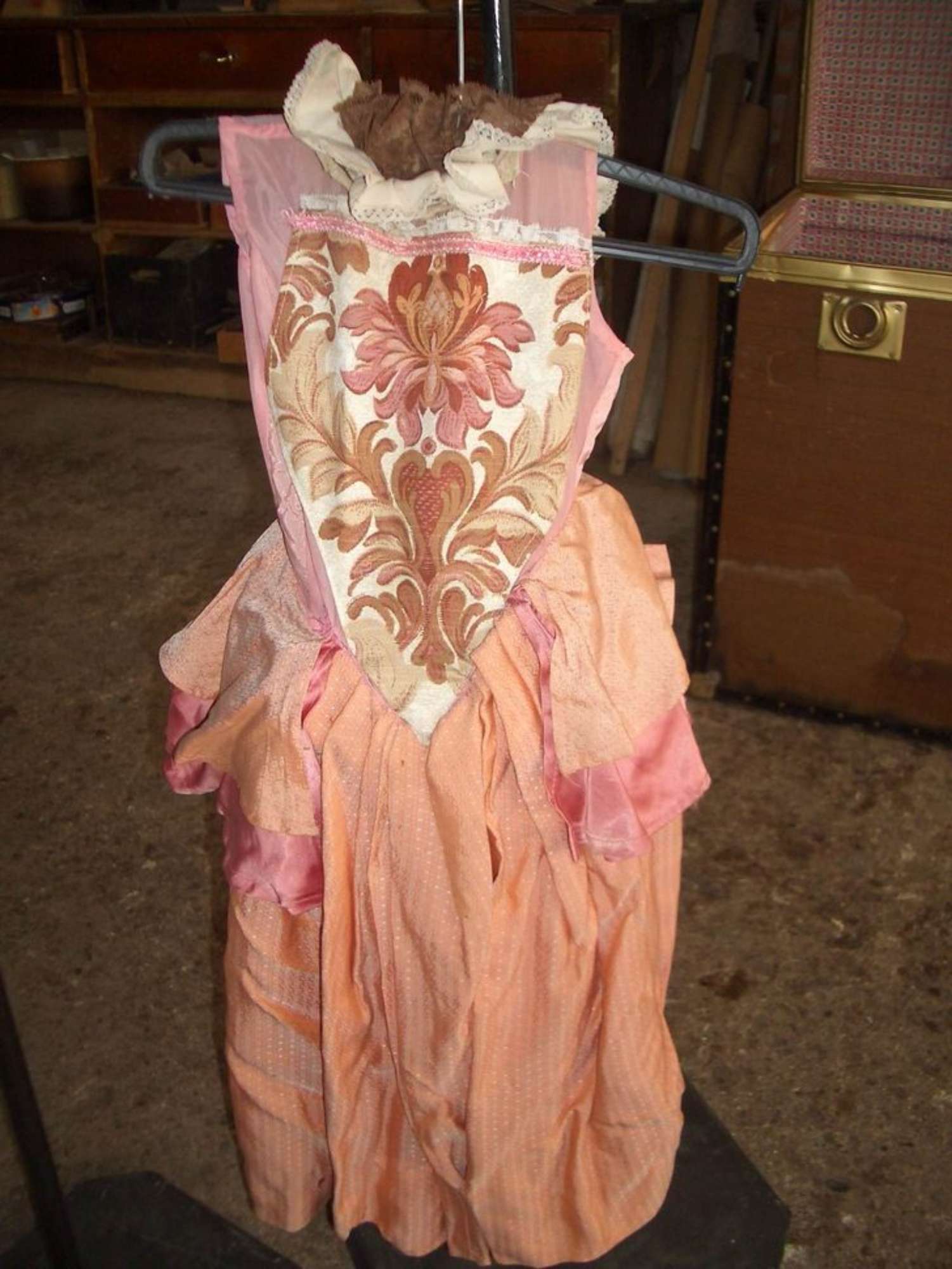 Personaggio 2 particolare del vestito durante il restauro